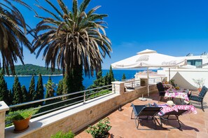 Apartment (Two Bedroom Apartment with Sea View a) | Terrace/patio