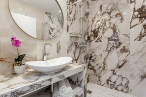 Badewanne, Haartrockner, Handtücher