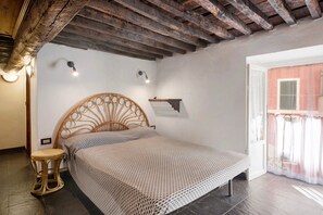 1 bedroom, bed sheets