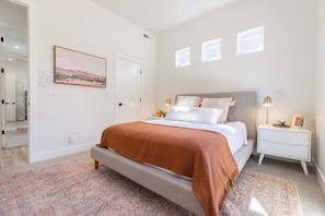 4 slaapkamers, een strijkplank/strijkijzer, gratis wifi, beddengoed