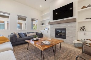 Smart TV, fireplace, books - Asher: Open Concept Living & Playful Bunk Room (Hurricane)