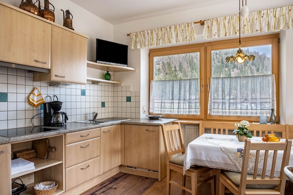 Kühlschrank, Mikrowelle, Herdplatte, Wasserkocher mit Kaffee-/Teezubehör