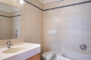 Dusj, hårføner og håndklær