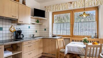 Kühlschrank, Mikrowelle, Herdplatte, Wasserkocher mit Kaffee-/Teezubehör