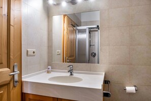 Chuveiro, secador de cabelo, toalhas de banho 