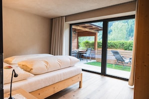 2 bedrooms, free WiFi, bed sheets - Apartment 'Adlerhorst Amsel' with Terrace, Shared Garden and Wi-Fi (Santa Valburga)