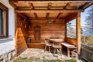 Outdoor dining - Apartment 'Adlerhorst Amsel' with Terrace, Shared Garden and Wi-Fi (Santa Valburga)