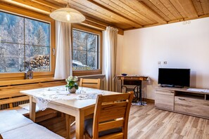 Dining - Apartment 'Adlerhorst Amsel' with Terrace, Shared Garden and Wi-Fi (Santa Valburga)