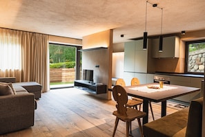 TV - Apartment 'Adlerhorst Amsel' with Terrace, Shared Garden and Wi-Fi (Santa Valburga)