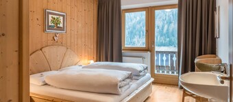 Apartment 'Adlerhorst Rotkehlchen' with Balcony, Shared Garden and Wi-Fi