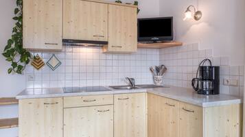 Kühlschrank, Mikrowelle, Herdplatte, Wasserkocher mit Kaffee-/Teezubehör