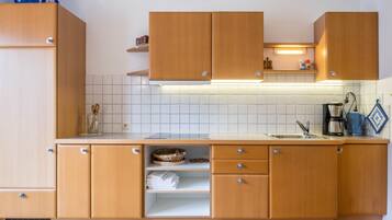 Kühlschrank, Mikrowelle, Herdplatte, Wasserkocher mit Kaffee-/Teezubehör