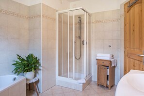 Baignoire, sèche-cheveux, serviettes fournies