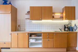 Jääkaappi, mikroaaltouuni, liesi, kahvin-/teenkeitin