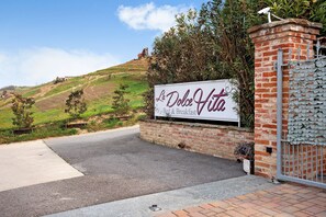 Property grounds - Vacation Home "Sweet Life" with Shared Pool, Private Terrace & Wi-Fi (Priocca)