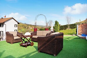 Property grounds - Vacation Home "Sweet Life" with Shared Pool, Private Terrace & Wi-Fi (Priocca)