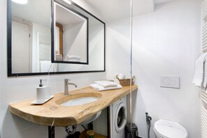 Een douche, gratis toiletartikelen, een haardroger, handdoeken