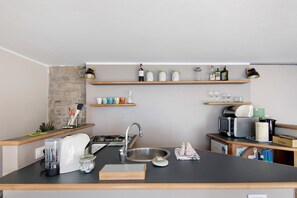 Jääkaappi, mikroaaltouuni, liesi, astianpesukone