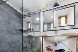 Shower, free toiletries, hair dryer, towels - Apartment "Stone house and dependance 7 pers" with Lake View & Wi-Fi (Moltrasio)