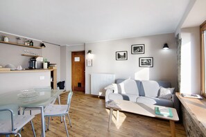 Dining - Apartment "Stone house and dependance 7 pers" with Lake View & Wi-Fi (Moltrasio)
