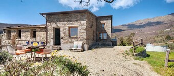 Casa vacanze "Nature House Custu Giancu" con vista sulle montagne, piscina e Wi-Fi
