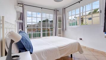 4 bedrooms, iron/ironing board, free WiFi, bed sheets