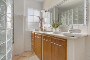 Shower, hair dryer, towels - Holiday Home "Villa Christisay" with Sea View, Pool & Wi-Fi (San Bartolomé)