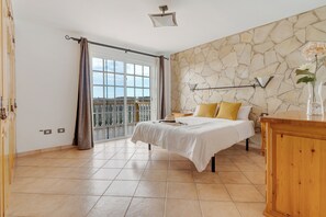 4 makuuhuonetta, silitysrauta/-lauta, ilmainen Wi-Fi, vuodevaatteet