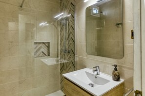 Bathtub, towels - Vacation Home "Villa l'Esquirol" with Private Pool, Garden & Terrace (L'Escala)