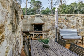 Outdoor dining - Vacation Home "Villa l'Esquirol" with Private Pool, Garden & Terrace (L'Escala)