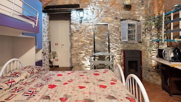 3 bedrooms, free WiFi, bed sheets