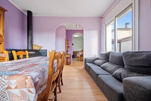 Interior - Holiday Home "de l'avi" with Pool, Garden & Wi-Fi (Camarles)