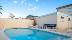 A swimming pool with lounge chairs and a barbecue area. - Holiday Home "de l'avi" with Pool, Garden & Wi-Fi (Camarles)