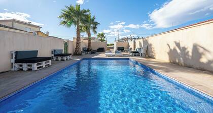 Holiday Home "La Marquesa" with Shared Pool, Garden & Wi-Fi