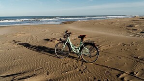 A bicycle on a sandy beach with footprints and a clear sky. - Holiday Home "La Marquesa" with Shared Pool, Garden & Wi-Fi (Camarles)
