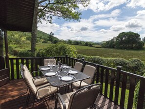 Outdoor dining - Whiteside Lodge at Burnside Park (Keswick)