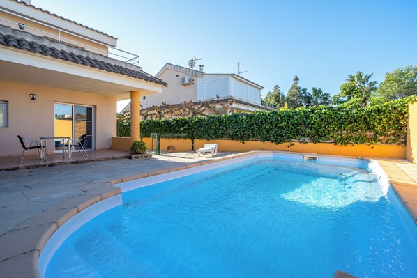 Pool - Holiday Home "Chalet l'alba" with Pool, Garden & Wi-Fi (deltebre)