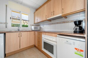 Kylskåp, mikrovågsugn, ugn och spishäll