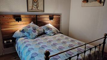 1 dormitori, planxa i posts de planxar, wifi gratuïta i roba de llit