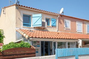 Exterior - 2-Star Apartment "Chez Domi résidence front de mer" with Terraces & Wi-Fi (Frontignan)