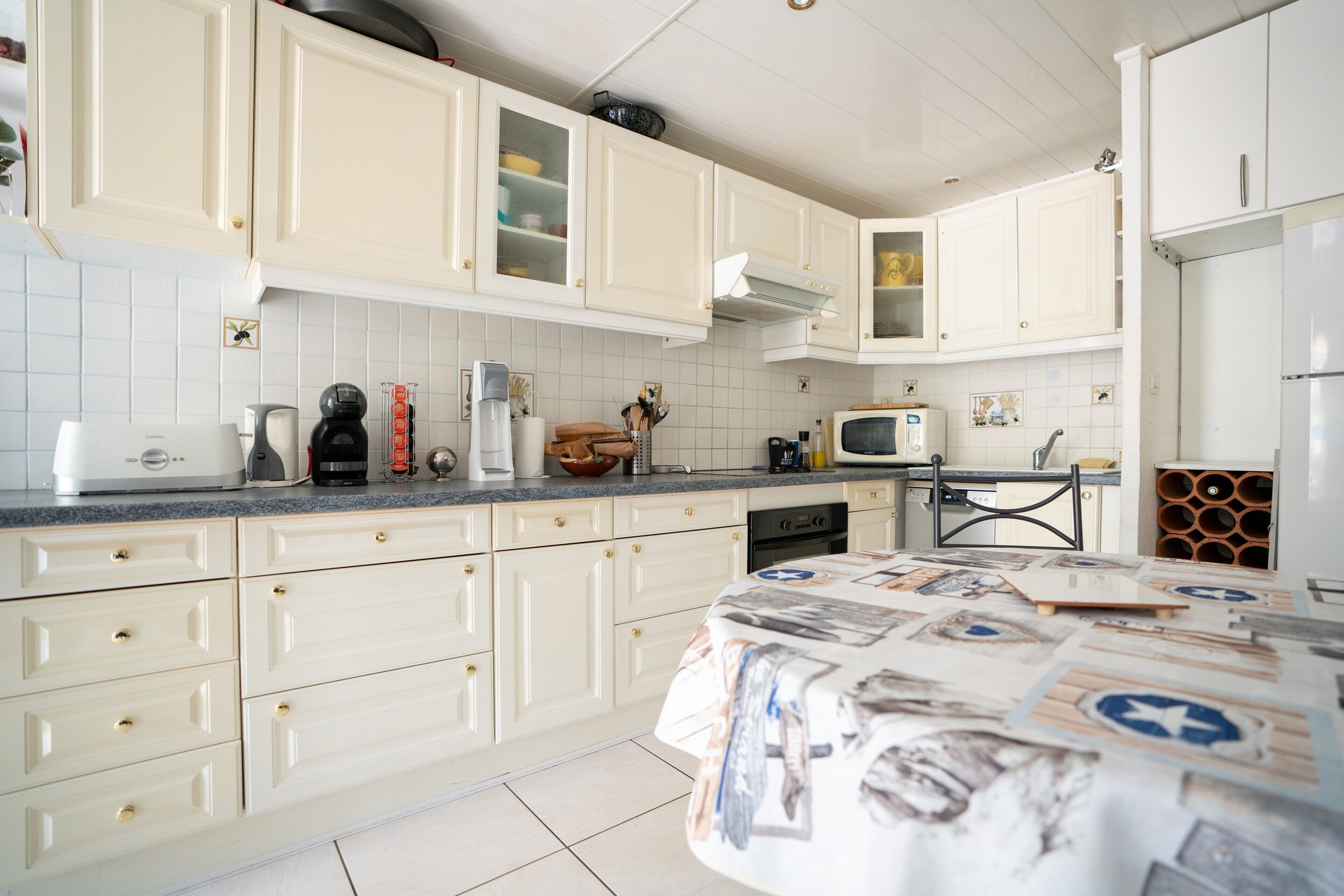 Een koelkast, een microgolfoven, een oven, een kookplaat