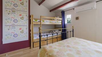 1 dormitori, planxa i posts de planxar, wifi gratuïta i roba de llit