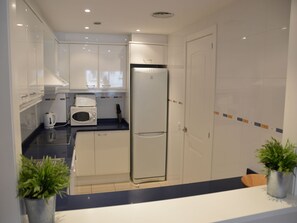 Fridge, microwave, oven, stovetop - Apartment "Estartit Park 1-2" with Private Terrace, Shared Pool & Wi-Fi (girona)