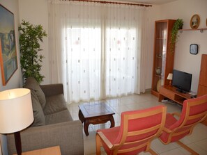 TV - Apartment "Estartit Park 1-2" with Private Terrace, Shared Pool & Wi-Fi (girona)