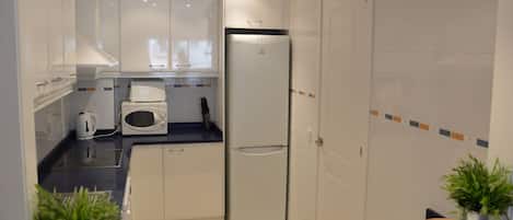 Een koelkast, een microgolfoven, een oven, een kookplaat