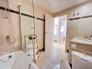 Douche, sèche-cheveux, serviettes fournies