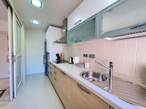 Køleskab, mikrobølgeovn, ovn, kogeplade