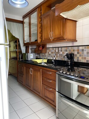 Refrigerador, microondas, horno y cafetera y tetera 