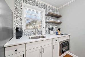 Réfrigérateur, four à micro-ondes, surface de cuisson, cafetière-théière