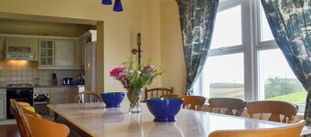 Sunrise Apartment is a duplex apartment boasting wonderful views.